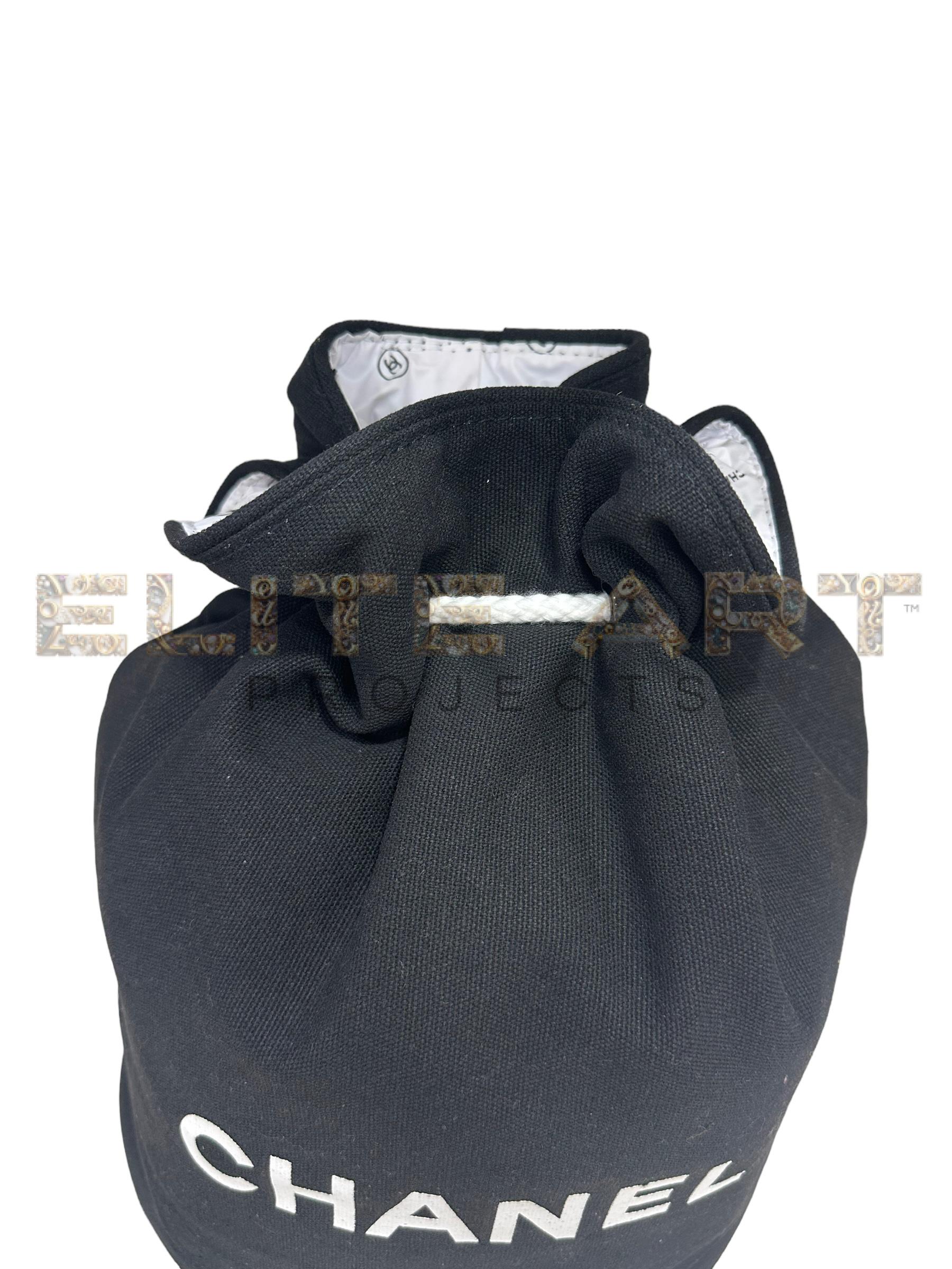 Bucket bag, medium-sized, black canvas, online print, white laces, drawstring closure, waterproof fabric