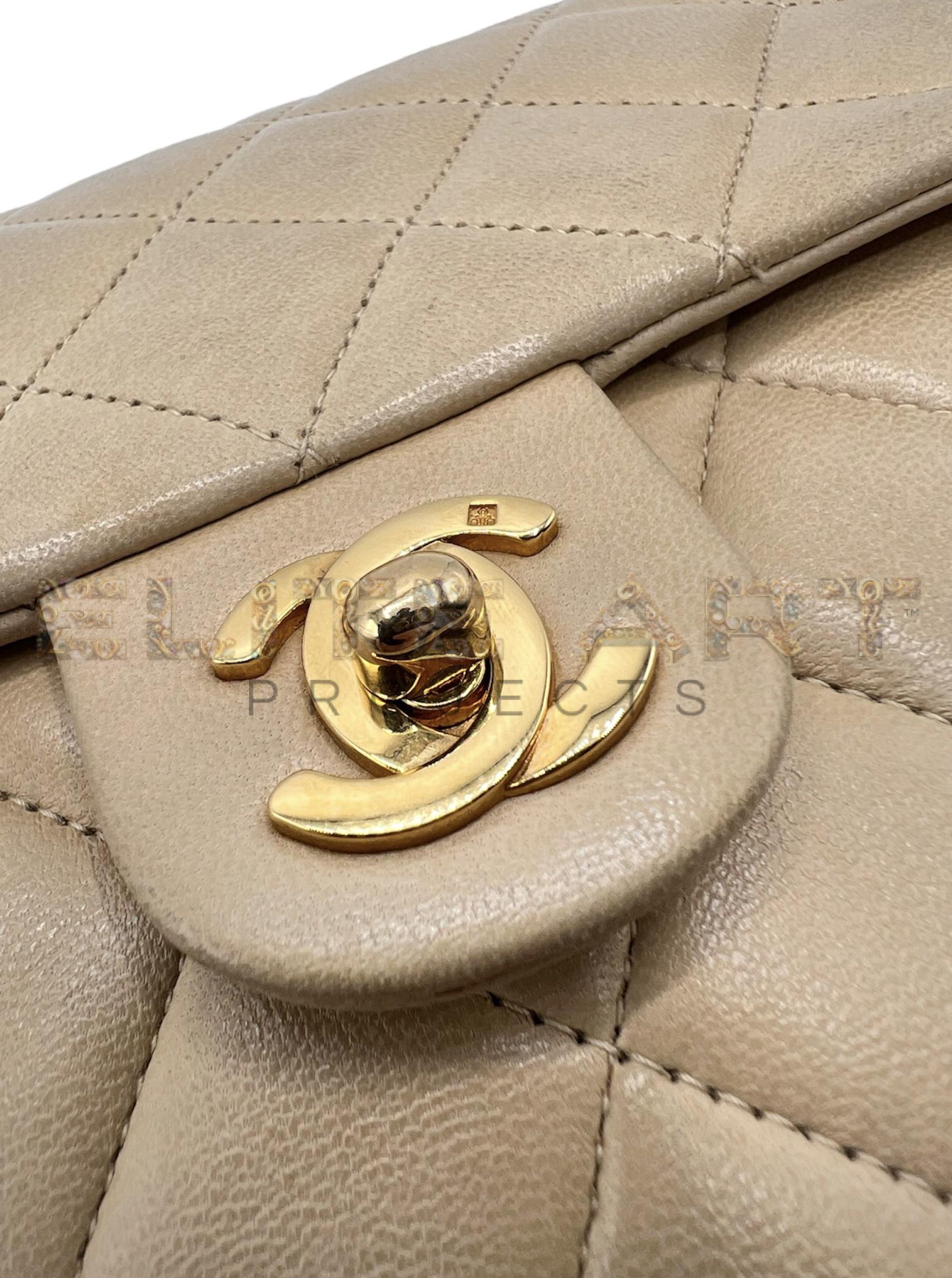 Flap Vintage, size 20, beige leather, gold hardware, elegance